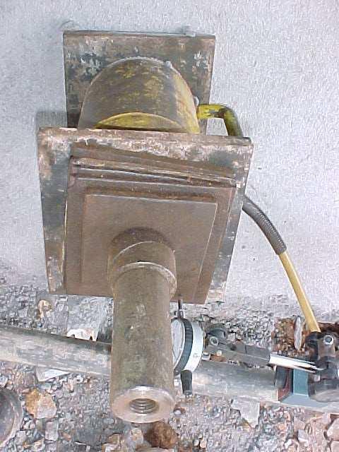 (propriedades do grampo, método de perfuração e de limpeza do furo), resistência mecânica da calda de cimento e processo de injeção (injeção por gravidade, sob baixa pressão e sob alta pressão).