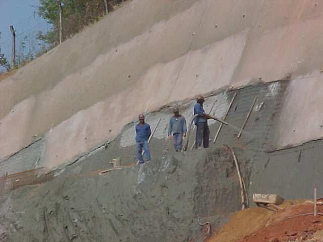 Figura 14. Aplicação do concreto projetado na face do solo grampeado. 3.11. DRENAGEM Sistemas de drenagem devem ser previstos quando se utiliza a técnica de solo grampeado.