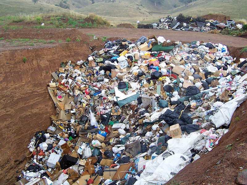 5) Poluição do Solo Aterro sanitário Local de deposição do lixo urbano No processo de decomposição do lixo, há formação de um líquido extremamente tóxico denominado chorume.