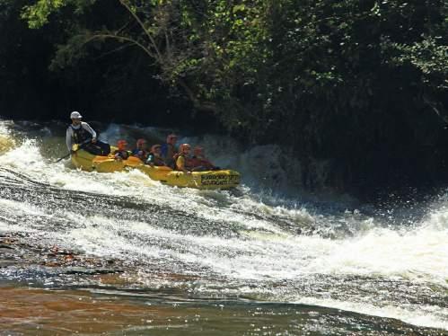 Nas principais corredeiras, instrutores posicionam-se com cabos de resgate na margem do rio.