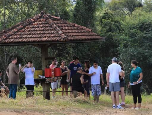 12 Após o desembarque e organização dos equipamentos, servimos refresco e pinga com