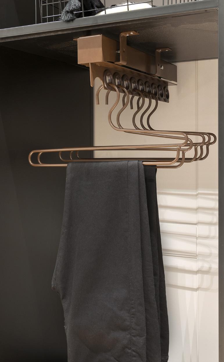 Para cada peça, um cabide A maioria das roupas pode ser colocada em cabides, o que permite mais agilidade na hora de escolher o look, além de deixar o guarda-roupa mais organizado.