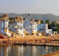 suas palestras. PUSHKAR Pushkar é uma das cidades sagradas da Índia, com diversos templos e um lago no seu centro, o local esbanja beleza.