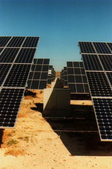 23 módulos fotovoltaicos produzem tensão e corrente elétrica contínua, sendo necessário a utilização de um conjunto de inversores para sua inserção na rede elétrica.
