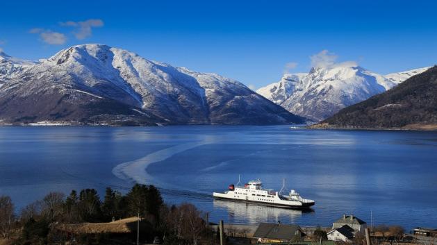 profundos fiordes do mundo. O Sognefjord (Fiorde dos Sonhos) é conhecido como o Rei dos Fiordes e considerado o maior do mundo com seus 204 quilômetros de comprimento e 1.308 metros de profundidade.