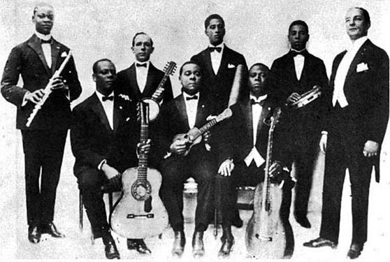 Pixinguinha Os Oito Batutas - Pixinguinha tem a flauta nas mãos (de pé, primeiro à esquerda) Em 1922 têm uma experiência que transforma significativamente sua música.