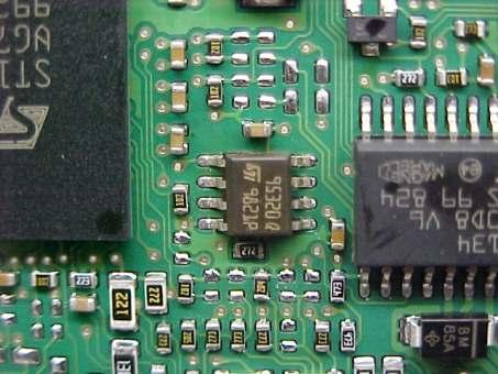 2 - Usando a Pinça 3M: Remover a Memória SMD (95320) para ler a Senha do Imobilizador ATENÇÃO: Ao remover a memória SMD (95320) da placa de circuito para