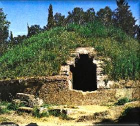 A casa etrusca era um recinto retangular com cobertura de duas águas. Mais tarde foi acrescentado um pórtico.