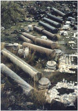 Marcas de um tragédia Colunas caídas na cidade de Hippos/Sussita (Israel), próximo ao mar da Galiléia,