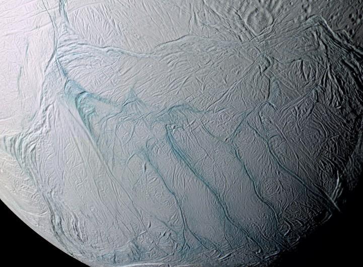 Enceladus Dados da sonda Cassini permitem concluir que existem reservas de de água líquida em até algumas