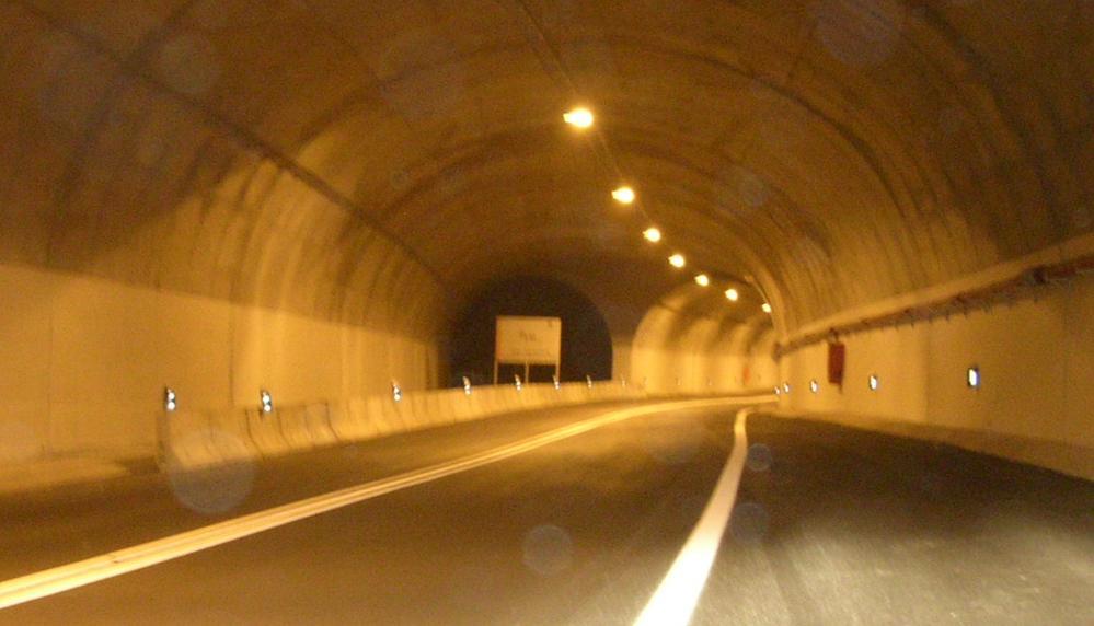 PERFIS TRANSVERSAIS TIPO A zona de divergência entre o Ramo B e o Túnel do Faial / Cortado atinge uma