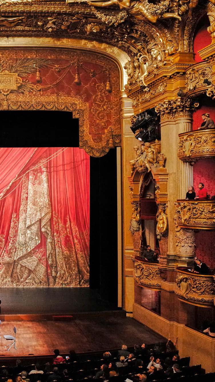 OUTROS BONS PASSEIOS COM ARTE um espetáculo, é possível conhecer a Ópera Garnier todos os dias, das 10h