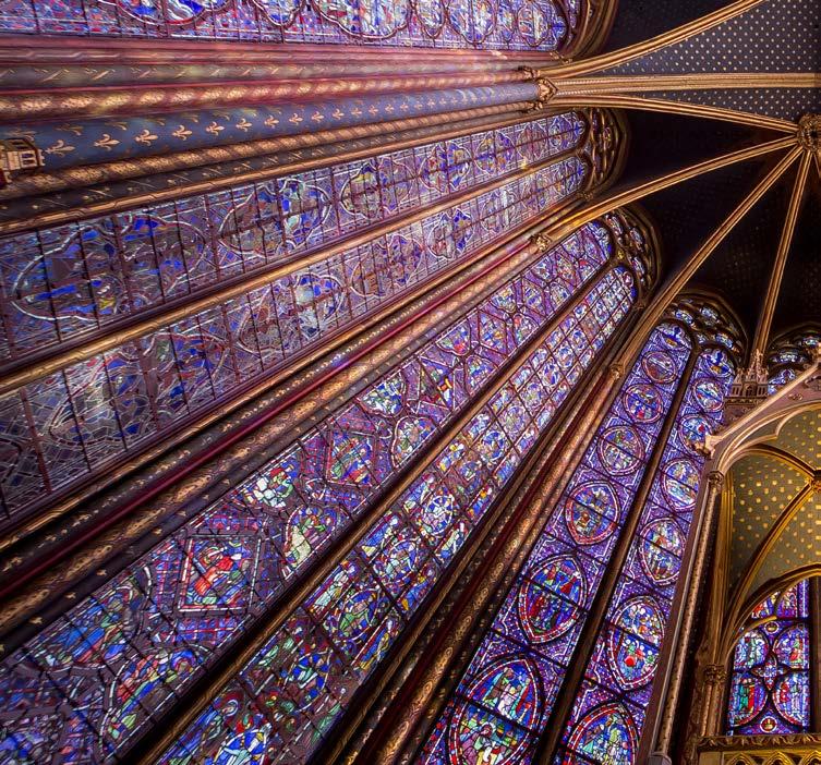 OUTROS BONS PASSEIOS COM ARTE Sainte- Chapelle A catedral mais famosa de Paris é a Notre-Dame, claro. A mais querida dos parisienses, provavelmente a igreja Madeleine.