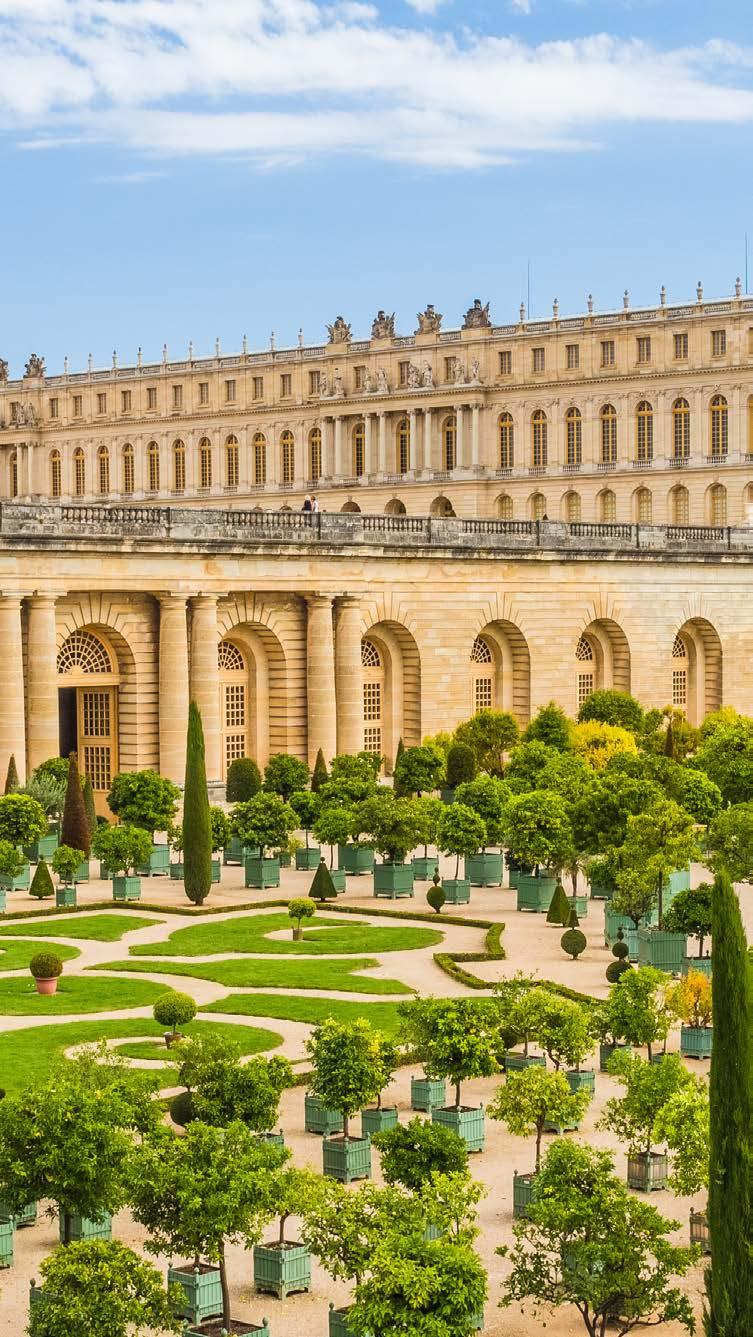 FORA DA CIDADE Palácio de Versailles Símbolo da riqueza, do poder e dos excessos dos reis que moraram ali, o castelo é também um marco preservado de arquitetura, decoração e história.