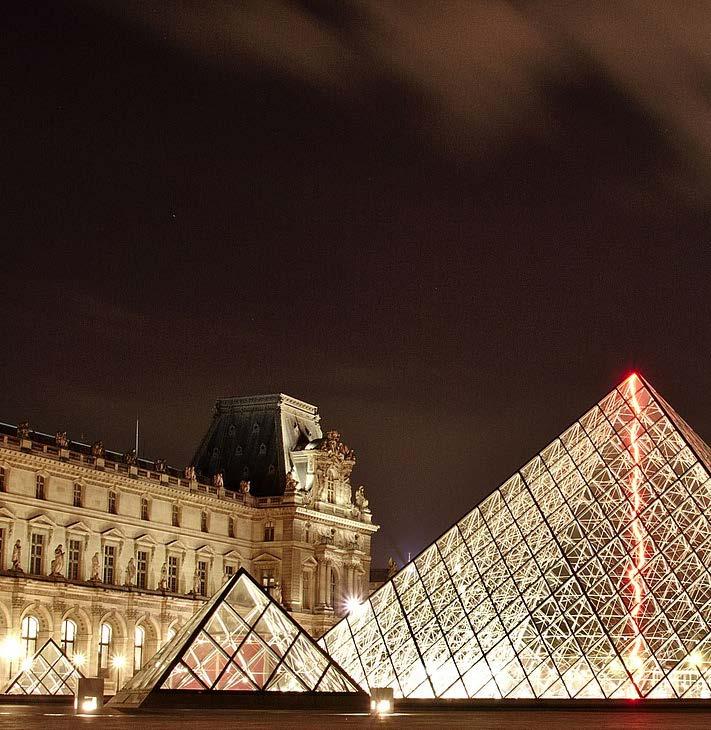 MUSEUS DE ARTE Museu do Louvre O principal museu de Paris é também o mais visitado do mundo (cerca de 15 mil pessoas todos os dias). Erguido por volta do ano 1.