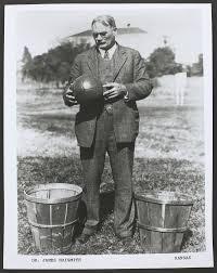 HISTÓRICO DO BASQUETEBOL O basquetebol foi criado pelo canadense James Naismith em fins de semana de 1891, na cidade americana de Springfield (Estado de Massachussetts).