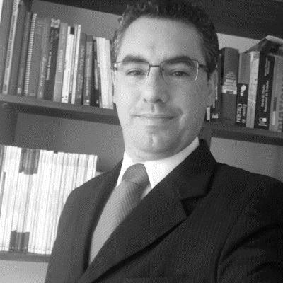 DR. RICARDO AZEVEDO FERNANDES Formação Acadêmica: Advogado graduado em Direito pela Associação Unificada Paulista de Ensino Renovado Objetivo; Pós Graduado com Especialização em Direito do Trabalho