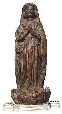 A imagem de Nossa Senhora Aparecida é de terracota e tem comprimento de cerca de 40 centímetros.