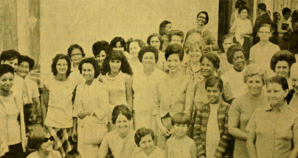 Fonte: Brasil Seikyo (Santos, 2009) Figura 26 - Participantes da primeira reunião da DF em português, 1968. Etsuko Saito, em pé, ao centro Em maio de 1969, a BSGI atingiu 3.