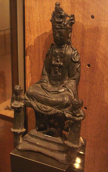 Fonte: <http://en.wikipedia.org/wiki/kakure _Kirishitan> Acesso em: 18 mar. 2012. Figura 2 - Crucifixo cristão japonês do século XVII. Cristo é descrito como Buda, no centro da cruz.