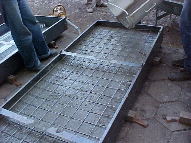 20 confeccionada a partir de barras trefiladas em aço com limite de escoamento de 600 MPa, localizada no topo da laje com um cobrimento de, aproximadamente, 20 mm (FIG. 2.2).