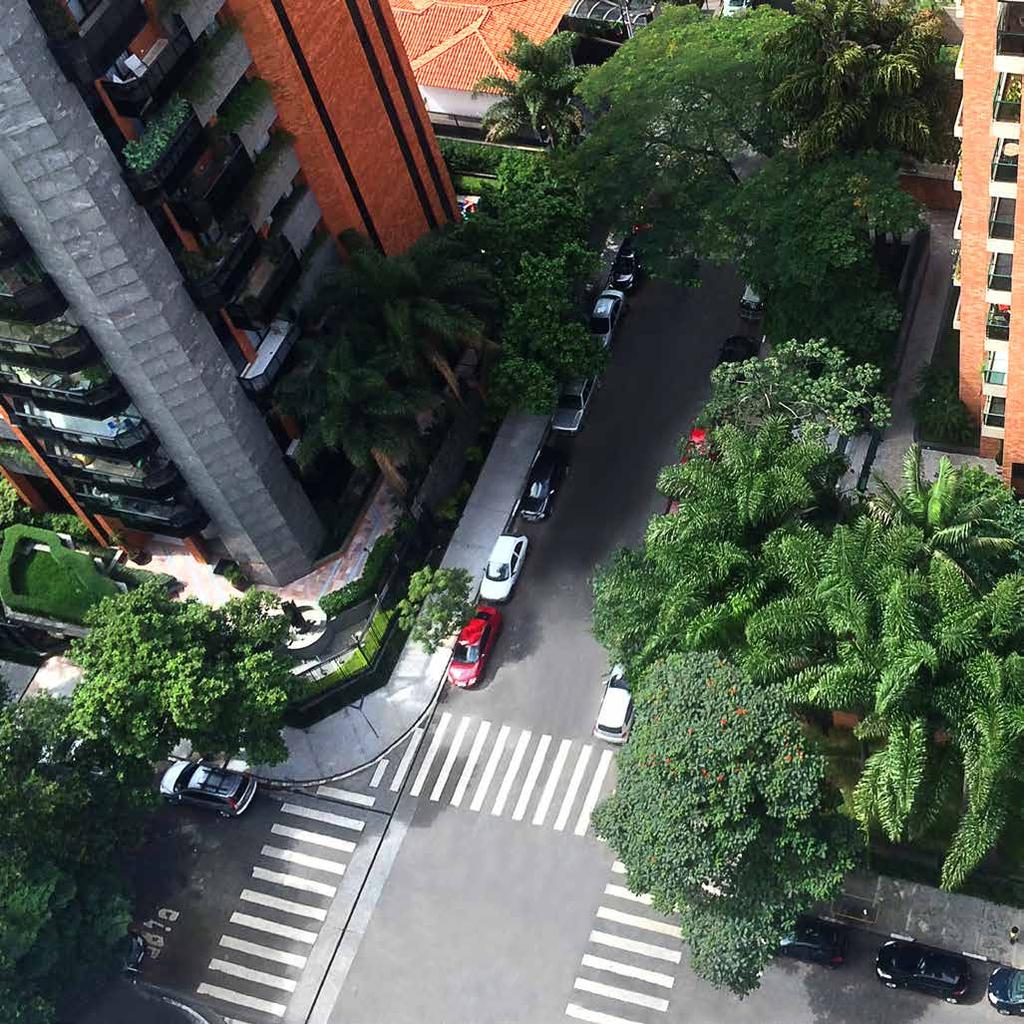 Avenida Açocê, esquina com Alameda Anapurus Imagine Moema como um espetáculo.