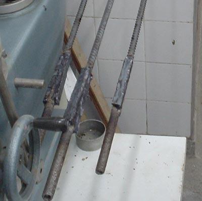 Além desse procedimento, as barras de aço também precisaram ser submetidas à soldagem de barra rosqueada de 22mm de diâmetro, com 150mm de comprimento para fixação do sistema macaco-célula de carga