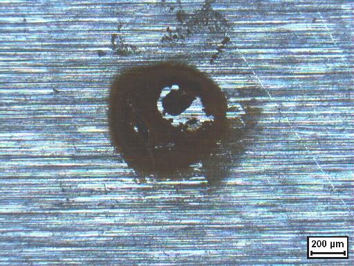 48 e 72 horas (Figura 6d). (a) (b) (c) (d) Figura 6: Micrografia da superfície, após ensaio de salt spray.