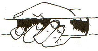 a) Forma correta de empunhar o dardo: Qualquer que seja o estilo utilizado, deverá permitir que os dedos da mão e o punho atuem descontraidamente sobre a empunhadeira de