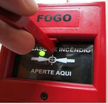 Ao ser acionado (Através de pressão em seu acrílico frontal), o equipamento entra em alarme, altera o LED de verde para