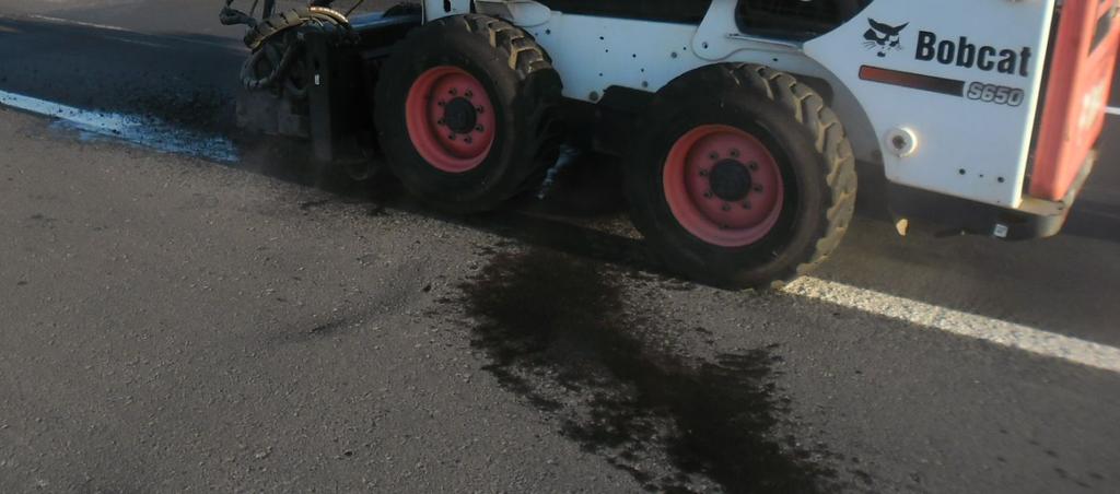 Figura 03 Equipamento utilizado para a coleta do material fresado Fonte: Dados produzidos pelo o autor (2016) Por se tratar de uma rodovia considerada de tráfego pesado, a faixa granulométrica de