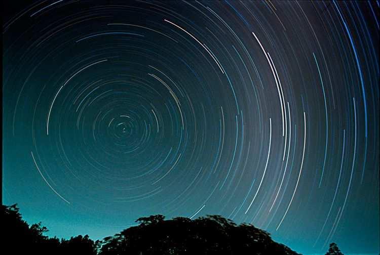 Ao passar-se a linha do Equador a estrela polar deixa de ser visível. No Hemisfério Sul não existe uma estrela particularmente brilhante na direção do eixo de rotação da Terra.