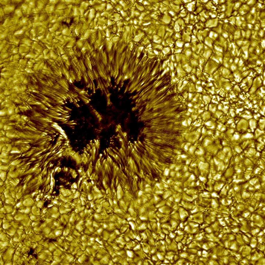 Manchas Solares Manchas solares são muito maiores que os grânulos (chegam a dezenas de milhares de quilômetros) umbra penumbra Têm duração de horas a mêses O centro da mancha