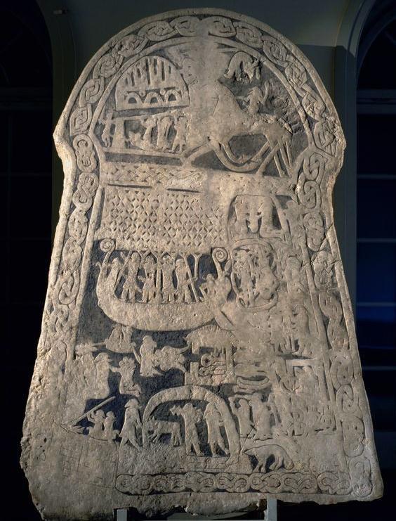 16 Esta outra categoria de monumento fúnebre merece uma atenção especial, pois, ao contrário das estelas rúnicas, as estelas erguidas na ilha sueca de Gotland possuem raras inscrições rúnicas,