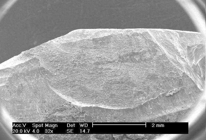 Análise da superfície de fratura em microscópio eleltrônico de varredura As Figuras 9 a 12 mostram a superfície de fratura vista ao