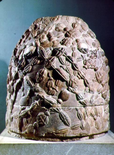 De todos os testemunhos que chegaram até nós desta civilização, o mais enigmático é, uma pedra de forma troncocónico, com um relevo esculpido sugerindo uma