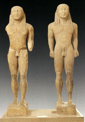 A escultura arcaica apresenta algumas semelhanças com a estatuária egípcia.