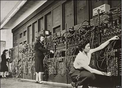 Computador - Primeira Geração ENIAC Primeiro computador elétrico digital Inventado pelos professores John Eckert e John Mauchly em 1946.