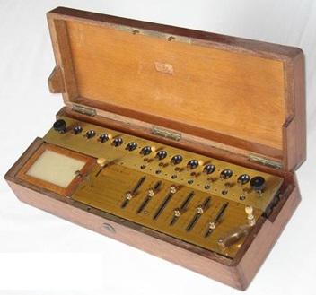 Calculadoras Mecânicas Arithmomet Idealizada em 1820 por Thomas de Colmar. Realizava as quatro operações eficientemente.