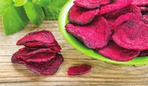 CHIPS DE BETERRABA A beterraba ajuda a desintoxicar o organismo, estimula a produção de glóbulos vermelhos, é fonte de vitamina e ferro e de fibras, que ajudam na digestão.