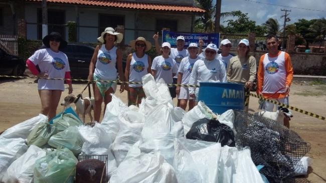 Figura 9 Representantes da AMATA e SUDEMA, no Projeto Praia Limpa, mostrando o lixo recolhido na praia de Tabatinga. Fonte: Autora, 2015. A Lei 9.