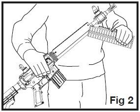 3. Bombeando o Rifle de Pressão ADVERTÊNCIA: Sempre segure o rifle de pressão firmemente quando for efetuar o bombeamento. ADVERTÊNCIA: Nunca bombeie mais do que 10 vezes.