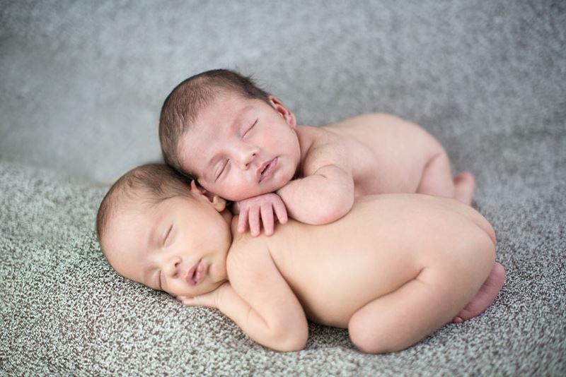 Figura 5: Fonte: https://www.fotografia-dg.com/dicas-fotografia-newborn-iniciantes/ Partindo da pose do bumbum para a pose lateral, pouco se mexe no bebê.