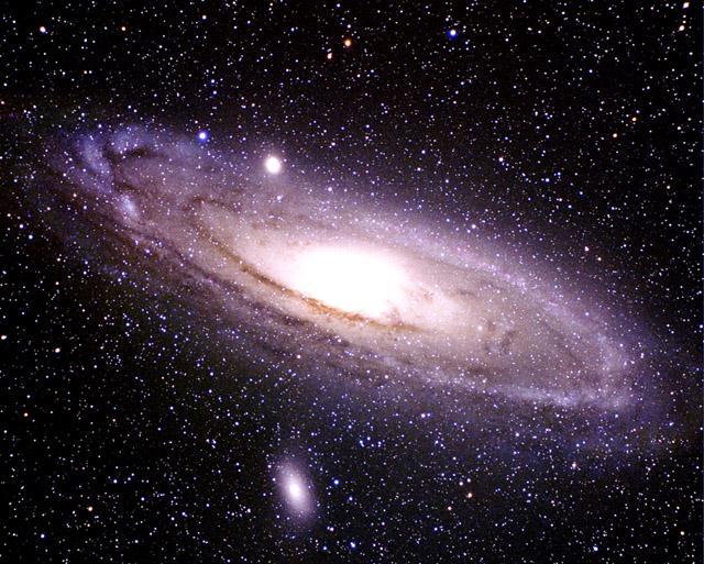 Láctea e Andrômeda (a 2,5 milhões de anos-luz de