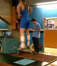 Counter-movement jump: desde a posição em pé com as mãos na cintura, se realiza um salto vertical máximo (flexionando e estendendo rapidamente o quadril e os joelhos).
