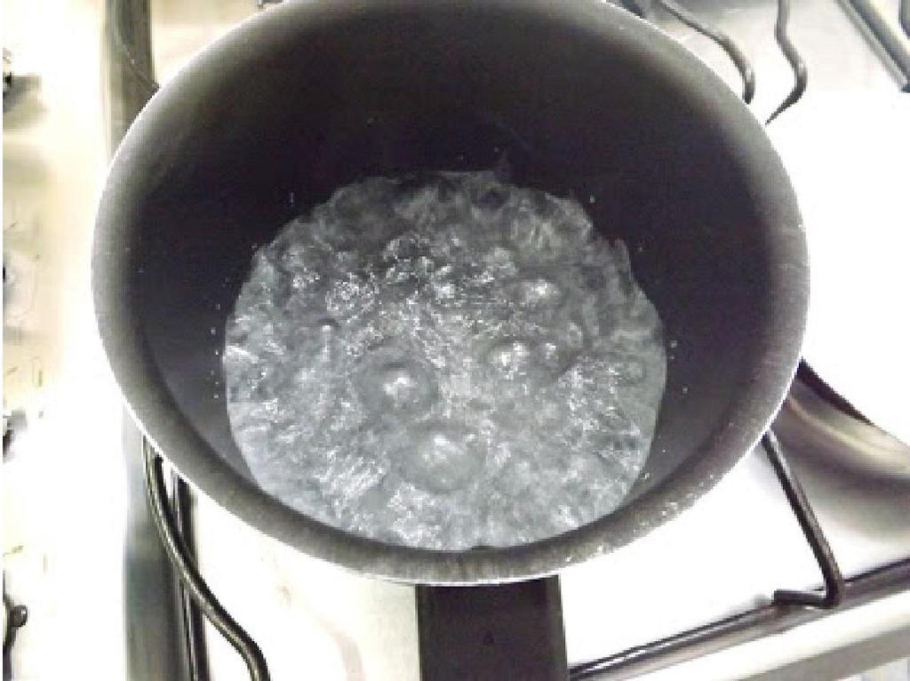 forma do pudim dentro de uma assadeira e nessa assadeira vamos colocar agua quente, que é para