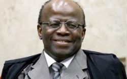 Joaquim Barbosa Desaprova totalmente + Desaprova um pouco Aprova totalmente + Aprova um pouco Não Sabe/Não conhece suficiente para avaliar 43 41 36 31 28 21 43 31 26 36 27 50 50 42 29 30 24 21 46 46