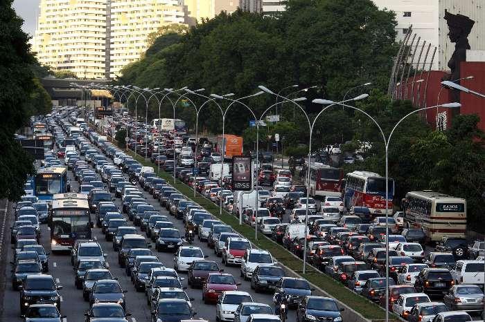 Altos níveis de congestionamento Aumento da poluição