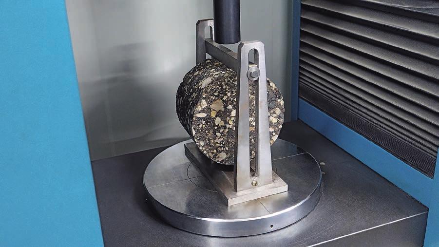 Através de um robusto pé-de-carneiro, o martelo vibrador transmite uma alta energia de impacto, precisamente definida, ao material inserido em camadas num molde