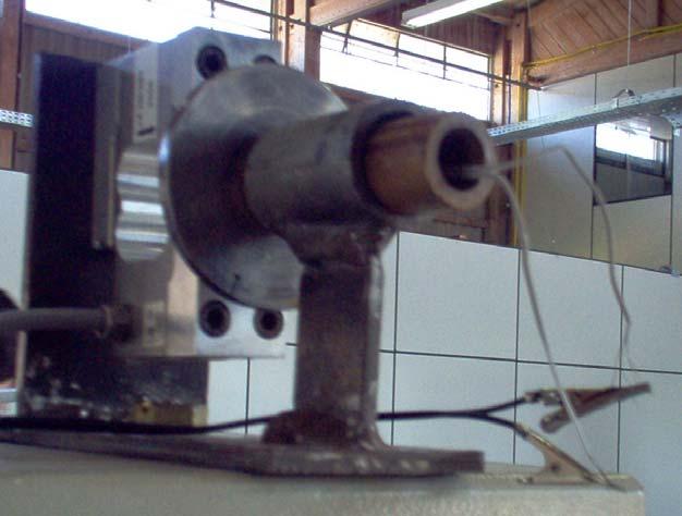 Figura. Foto da bancada experimental com o motor SE- preparado para o teste estático, já com o ignitor.